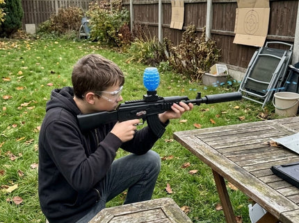 AK47 v akci na zahradě
