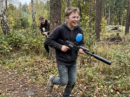 Gelová bitva s AK47 v lese